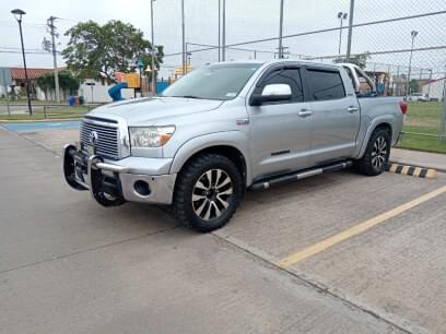 TOYOTA TUNDRA 2011 127.000 Kms.