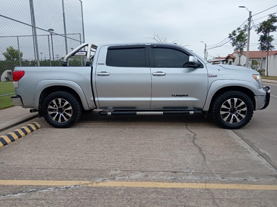 TOYOTA TUNDRA 2011 127.000 Kms.