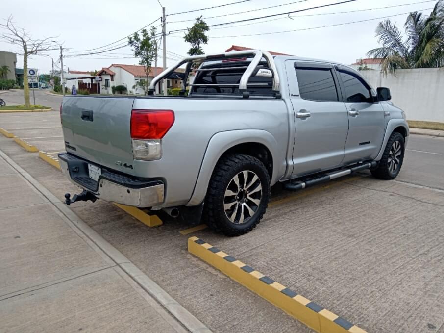 TOYOTA TUNDRA 2011 127.000 Kms.