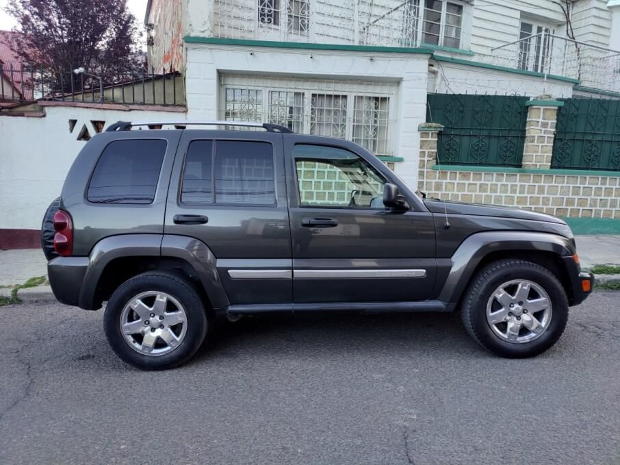 JEEP LIBERTY 2005 102.000 Kms.