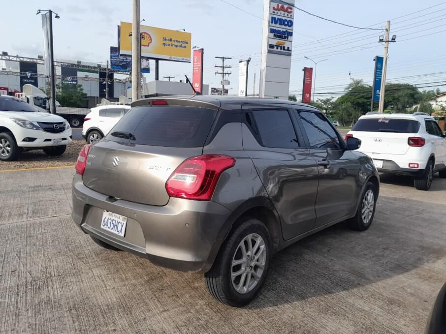 SUZUKI SWIFT 2025 15.500 Kms.