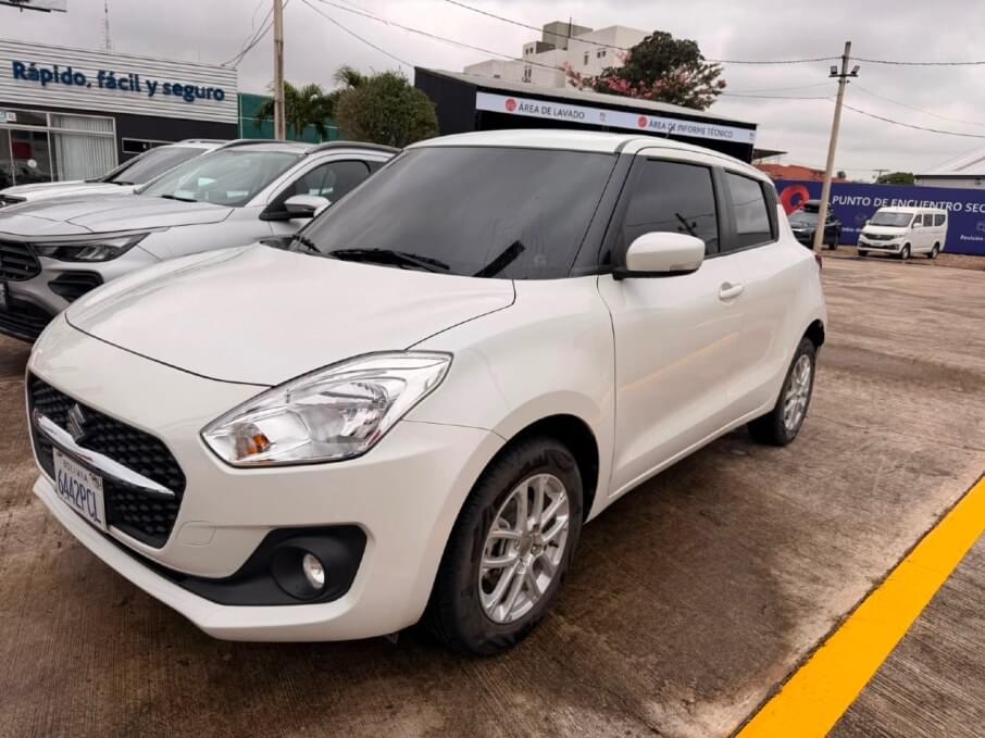 SUZUKI SWIFT 2025 13.590 Kms.