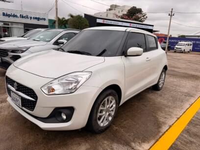 SUZUKI SWIFT 2025 13.590 Kms.