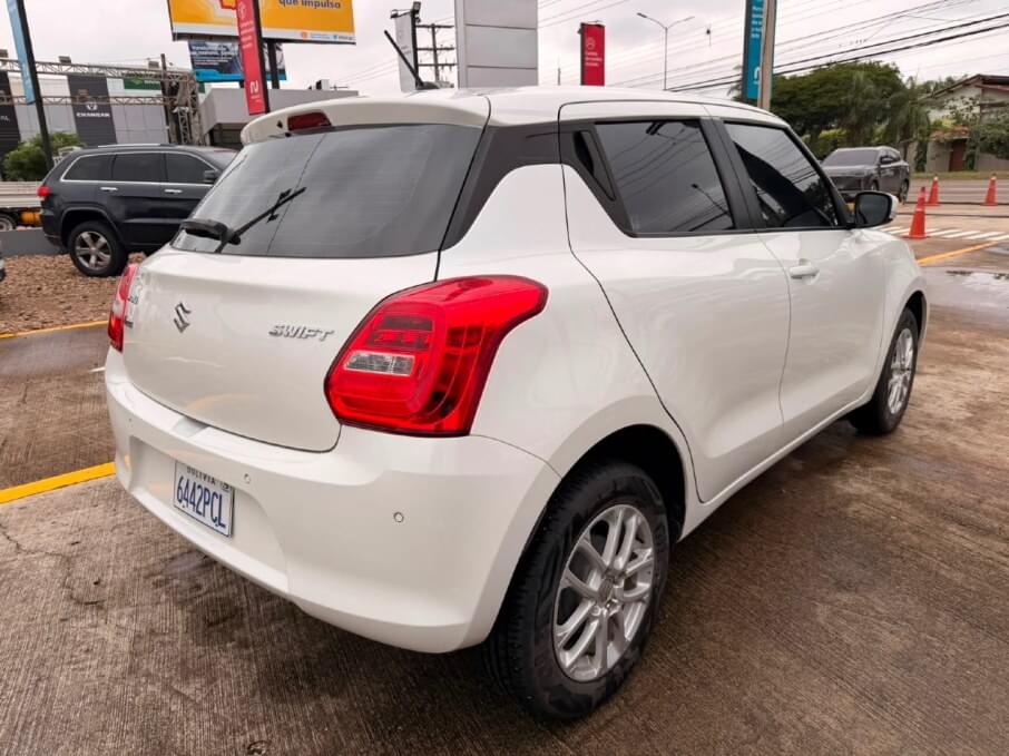 SUZUKI SWIFT 2025 13.590 Kms.