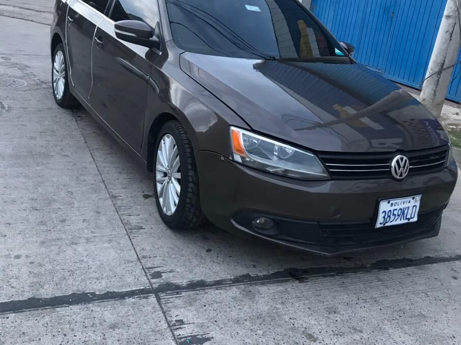 VOLKSWAGEN JETTA 2011 60.000 Kms.