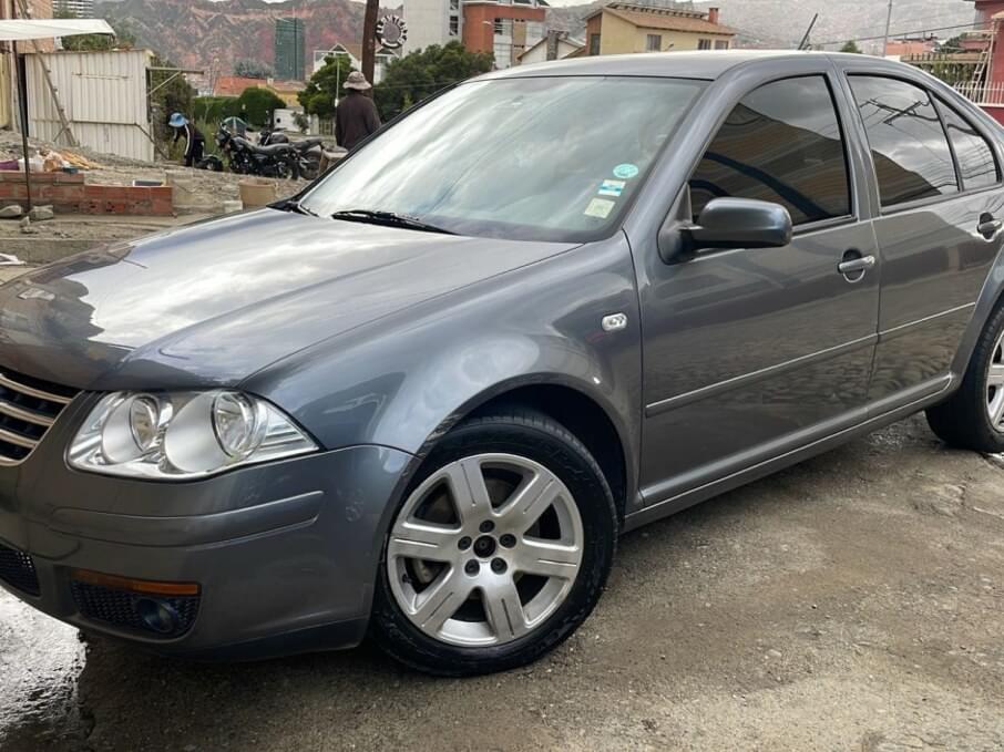 VOLKSWAGEN BORA 2014 102.400 Kms.