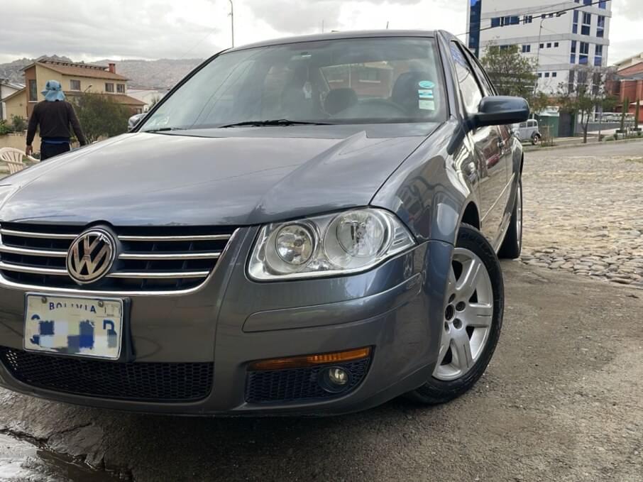VOLKSWAGEN BORA 2014 102.400 Kms.