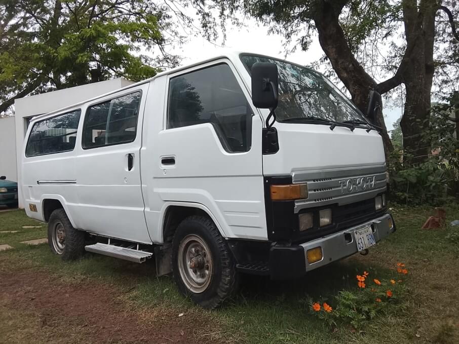TOYOTA HIACE 1990 800.000 Kms.
