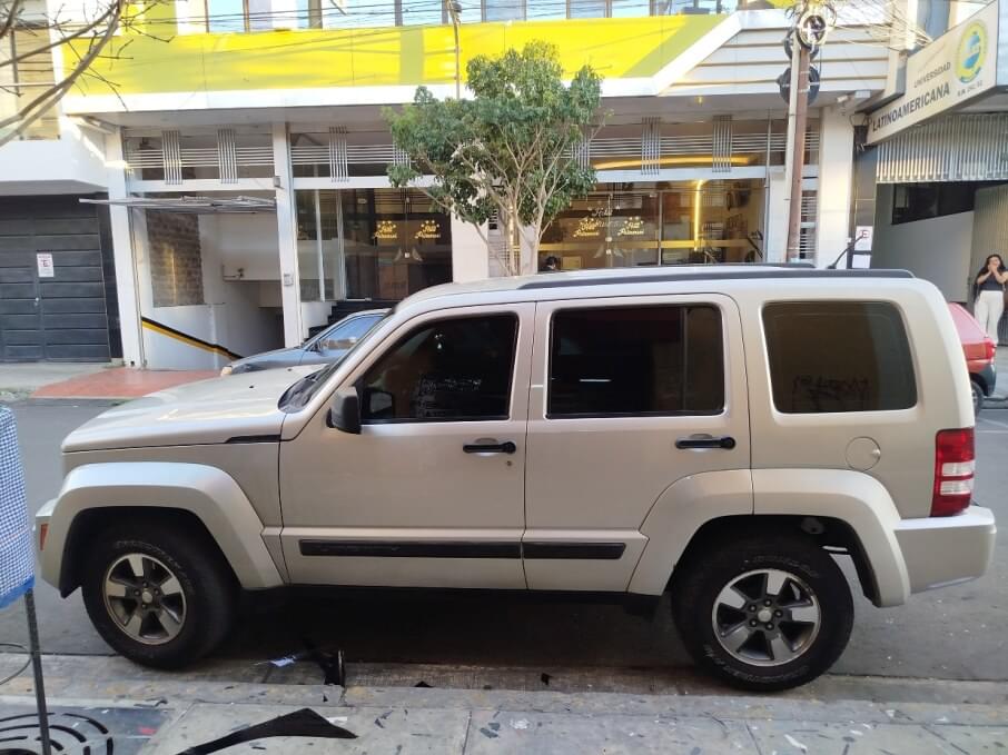 JEEP LIBERTY 2008 99.000 Kms.