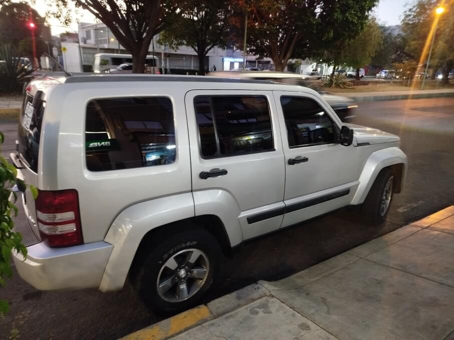 JEEP LIBERTY 2008 99.000 Kms.