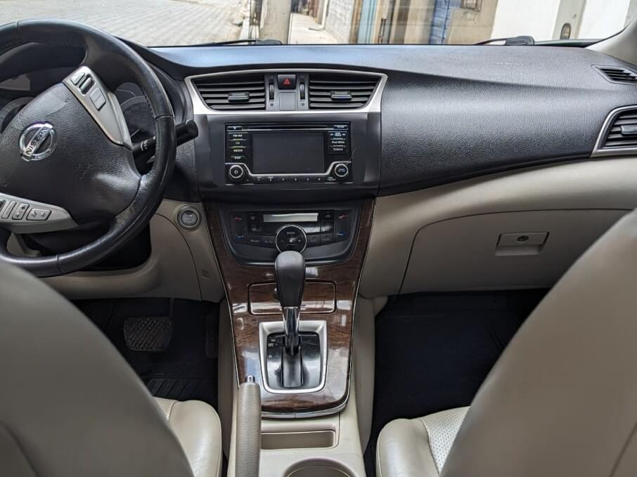 NISSAN SENTRA 2015 130.000 Kms.