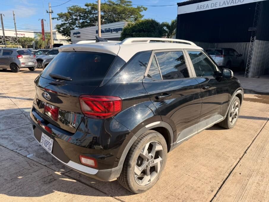 HYUNDAI VENUE 2023 27.087 Kms.