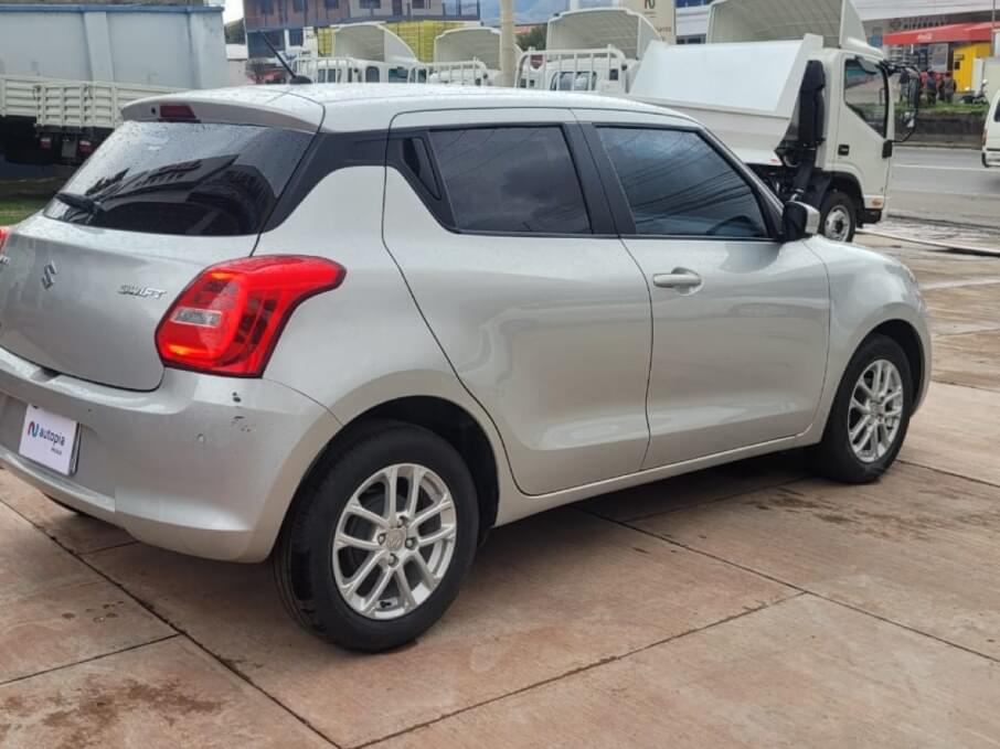 SUZUKI SWIFT 2024 31.000 Kms.