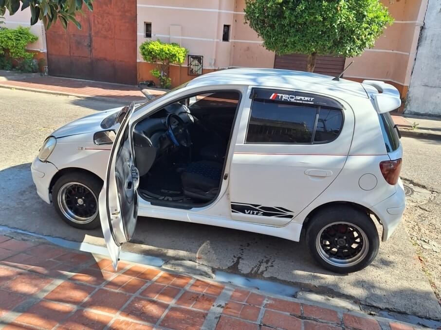 TOYOTA VITZ 2004 287.199 Kms.