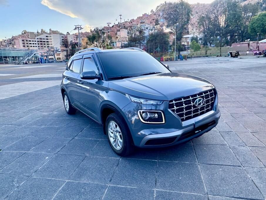 HYUNDAI VENUE 2023 23.000 Kms.