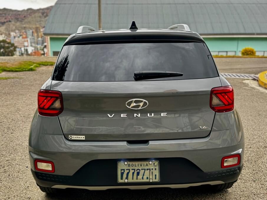 HYUNDAI VENUE 2023 26.000 Kms.